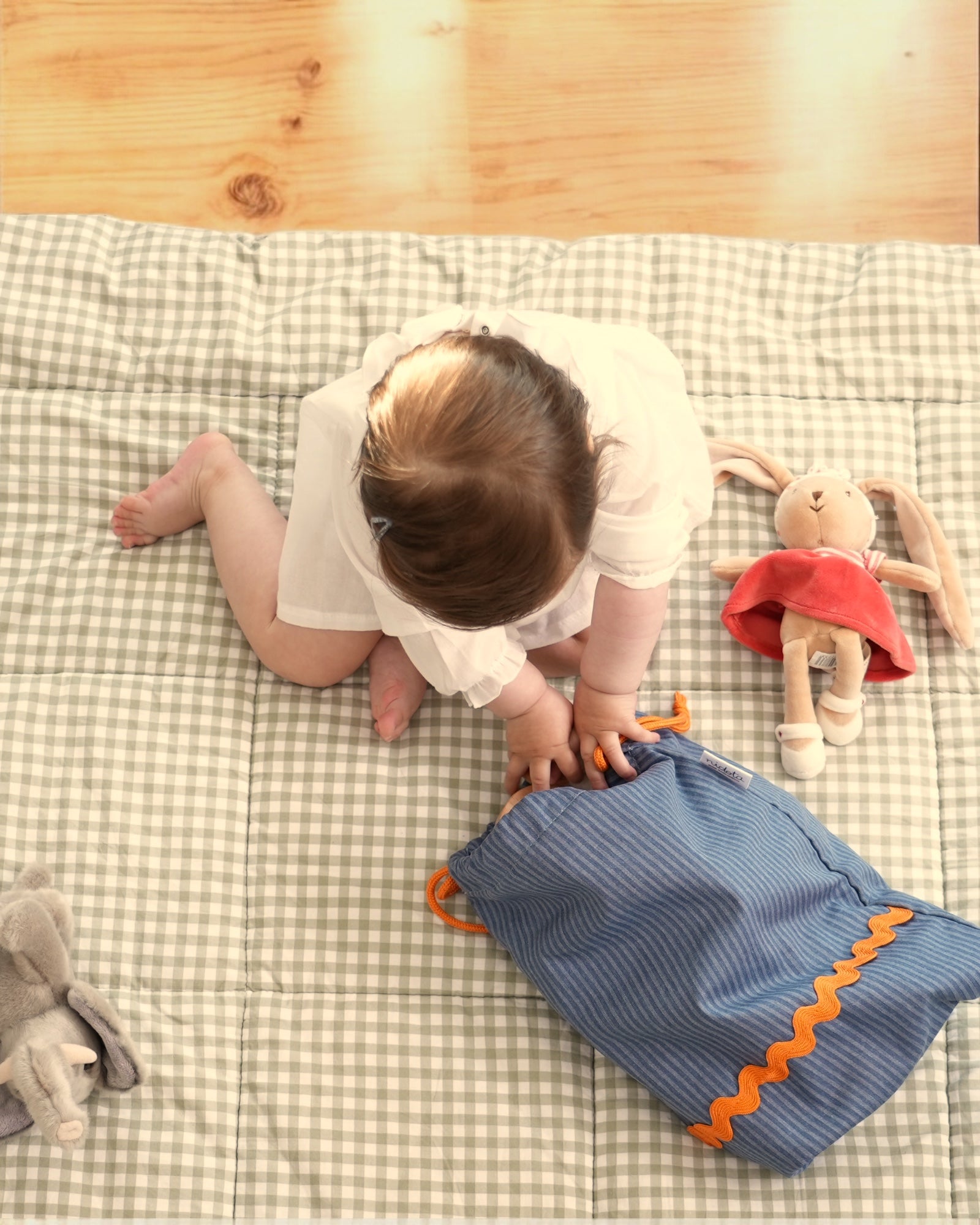 Baby with Nidota pouch 